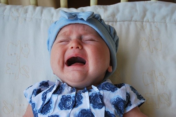 赤ちゃんが泣いている画像